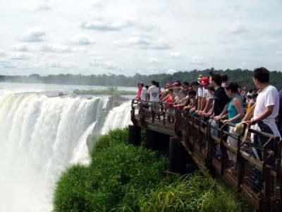 La entrada para visitar las Cataratas del Iguazú desde la Argentina sale, en dólares, el doble que desde Brasil