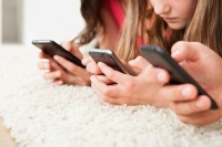 “Me di cuenta que me quita mucho tiempo”: las adolescentes pasan hasta seis horas con el celular, según un estudio