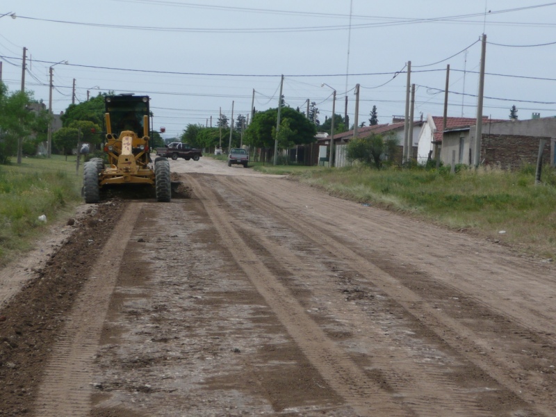Tornquist - Continúan los trabajos de reconstrucción de calles de tierra 
