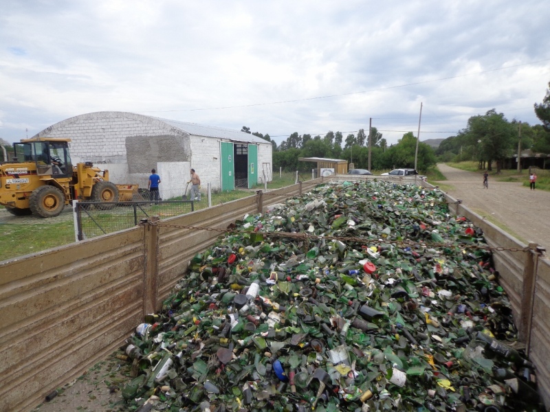 Saldungaray - El Municipio cargó más de 13 toneladas de vidrio de la planta de reciclables