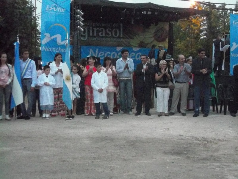 Necochea - Concurrida y colorida 37º Fiesta Provincial del Girasol en Ramón Santamarina