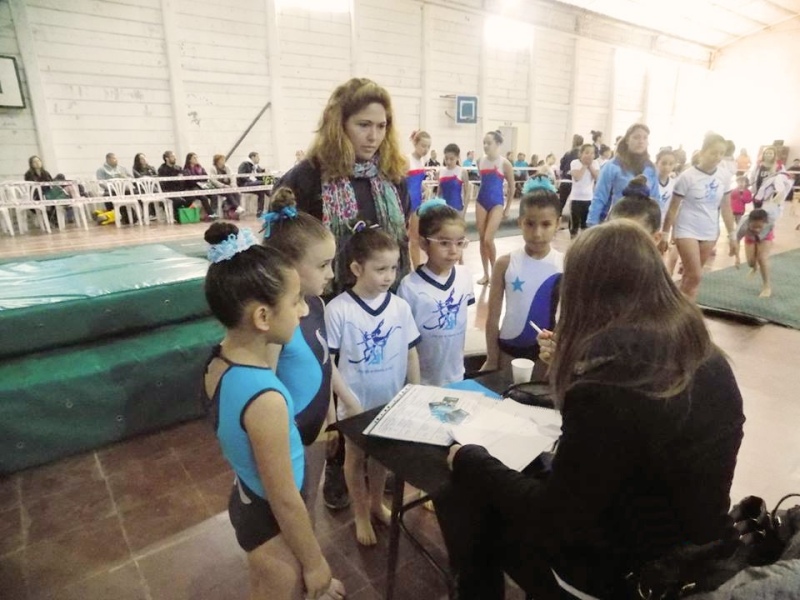 Saldungaray - Mas de 200 niñas pasaron por el Torneo de Gimnasia Artística