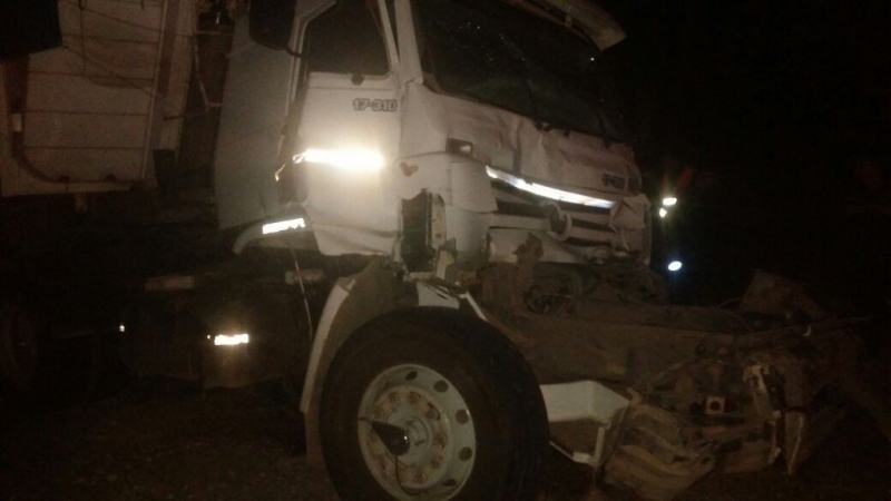 Ruta 33 - Un chofer tuvo golpes en las piernas tras un choque de 2 camiones