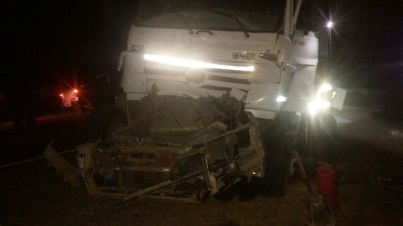 Ruta 33 - Un chofer tuvo golpes en las piernas tras un choque de 2 camiones