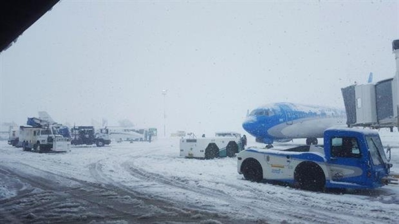 Fuerte temporal de nieve en la Patagonia, cancelan varios vuelos y cortan rutas