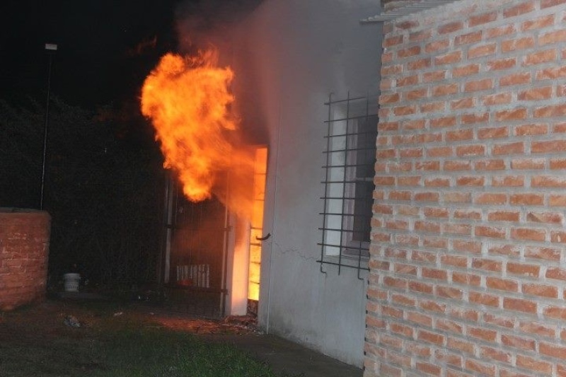 Tornquist - Un feroz incendio devoró las instalaciones del SUM del Barrio Sur