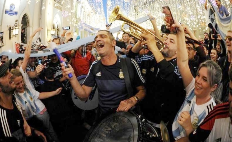 Rusia - A la espera del debut, hinchas argentinos hicieron un banderazo