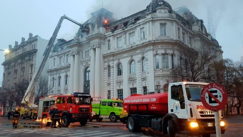 Bahía Blanca - Se incendió el edificio histórico del Banco Nación; hay peligro de derrumbe