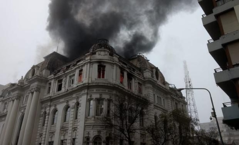 Bahía Blanca - Se incendió el edificio histórico del Banco Nación; hay peligro de derrumbe
