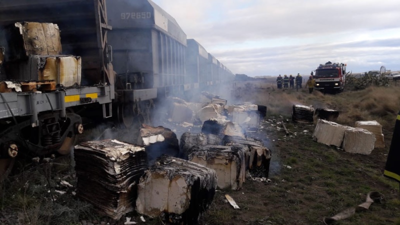 Se incendió una formación de vagones en un tren de carga