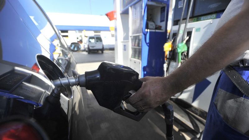 YPF aumentó el precio de la nafta por tercera vez en un mes