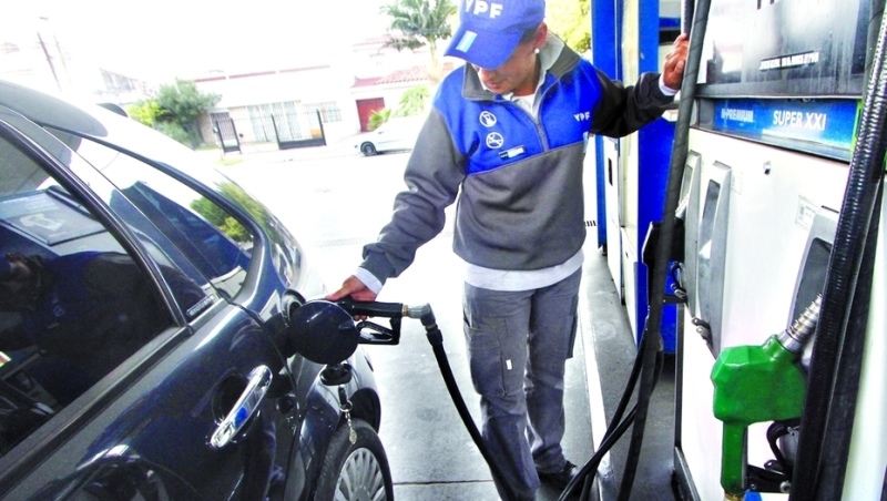 YPF aumentó el precio de la nafta por tercera vez en un mes