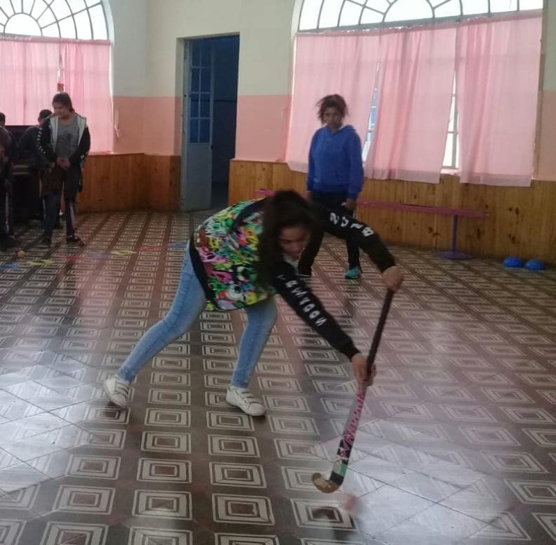Saldungaray - Los chicos de la Escuela Primaria Nº 2, ya pueden aprender Hockey!