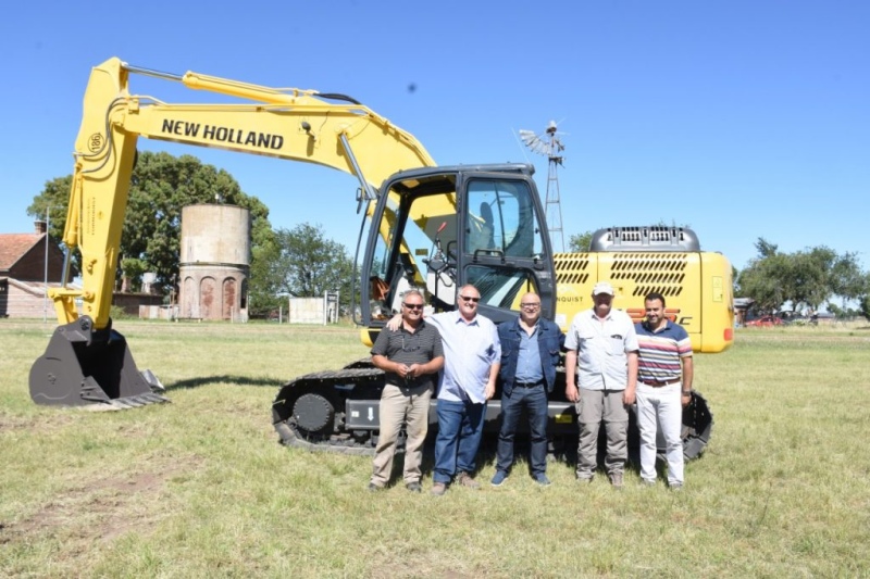 Tornquist - El Municipio incorporó una nueva retroexcavadora para caminos rurales