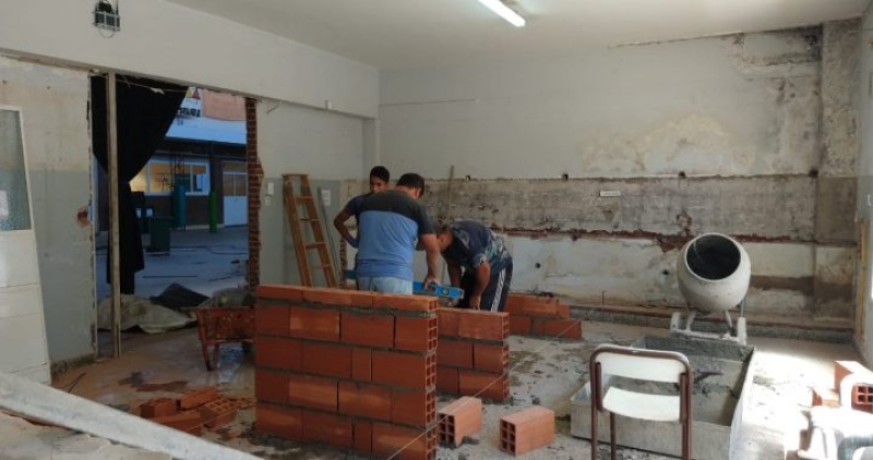 Durante el receso escolar continuaron las tareas de mejoras de infraestructura de edificios educativos