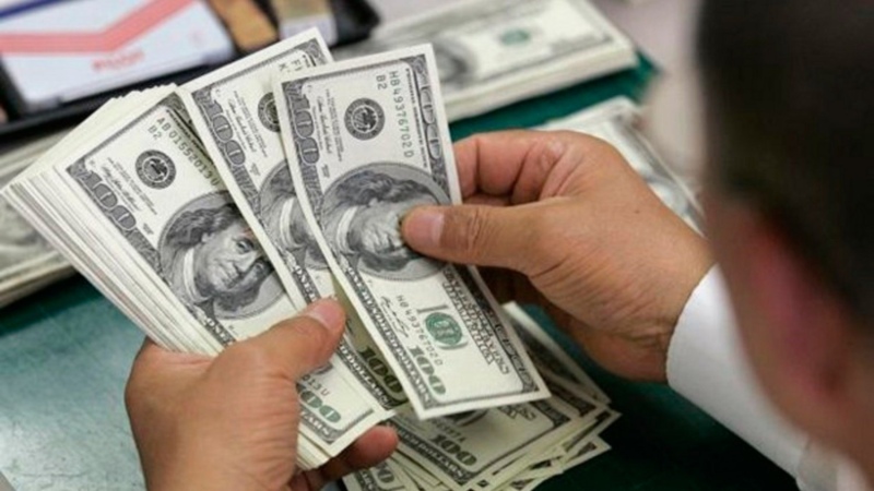 El Gobierno evalúa nuevas medidas para tratar de controlar el dólar