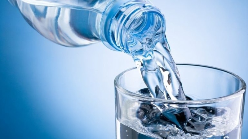 Salud: La ANMAT prohíbe la venta de agua de mesa que se elabora en La Plata