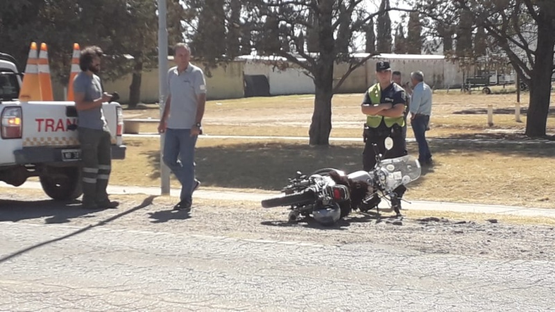 Tornquist - Accidente entre un automóvil y una moto en la Avenida Moreno