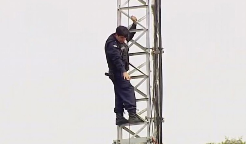 Un policía se subió a una antena y amenazó con arrojarse