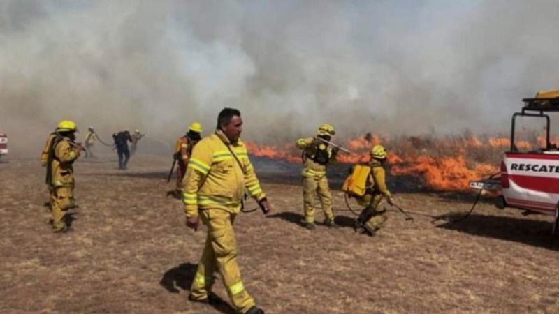 Córdoba - Los bomberos siguen combatiendo dos grandes focos de incendio en las sierras