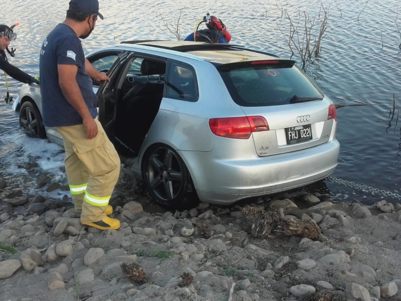 Paso Piedras - Un auto cayó al dique en horas de la tarde