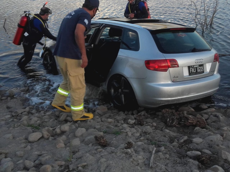 Paso Piedras - Un auto cayó al dique en horas de la tarde
