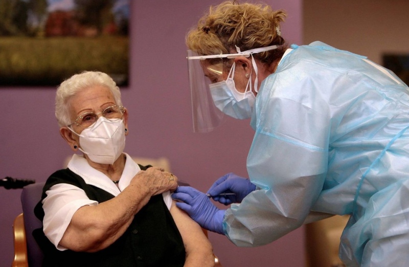 Provincia envió casi 120 mil turnos para vacunar desde el jueves a mayores de 60