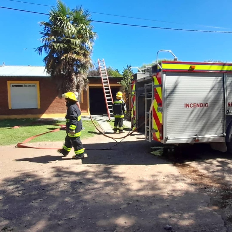 Sierra de la Ventana - Los Bomberos apagaron un principio de incendio en el "Barrio La Cumbre"
