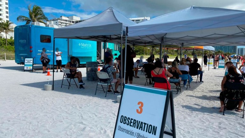 Miami Beach comenzó a vacunar contra el COVID-19 en la playa