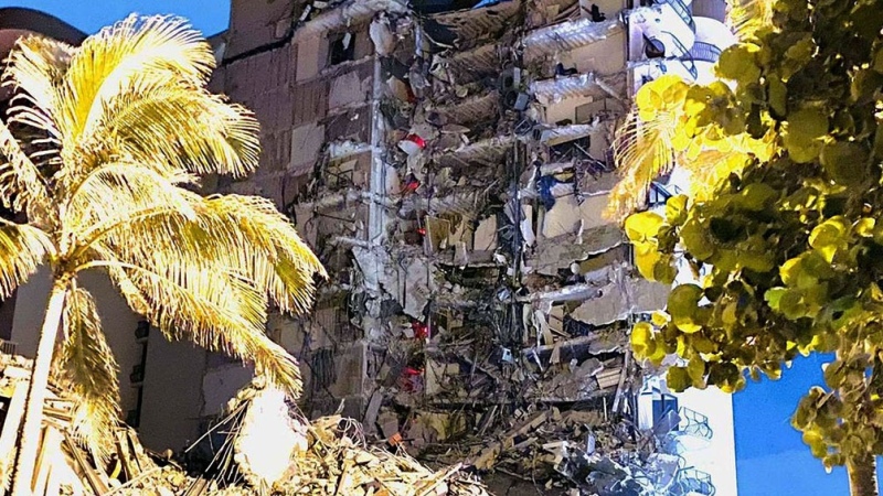 Miami - Se derrumbó un edificio de doce pisos y hay al menos un muerto