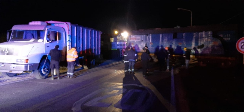 Un camión fue embestido por una formación ferroviaria, no hay heridos