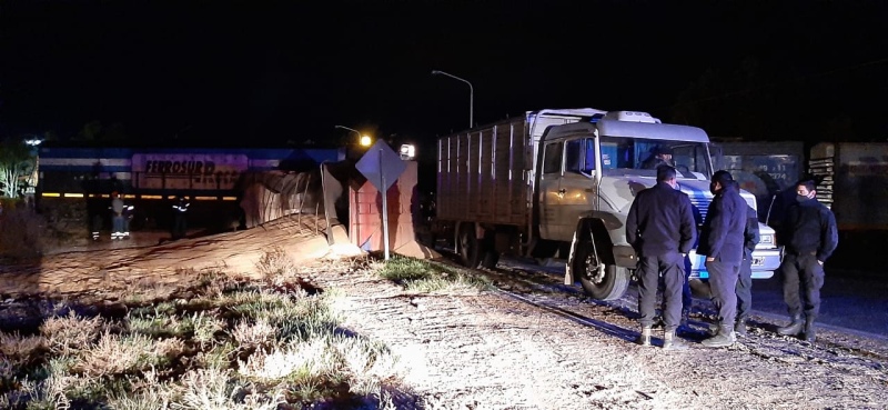 Un camión fue embestido por una formación ferroviaria, no hay heridos