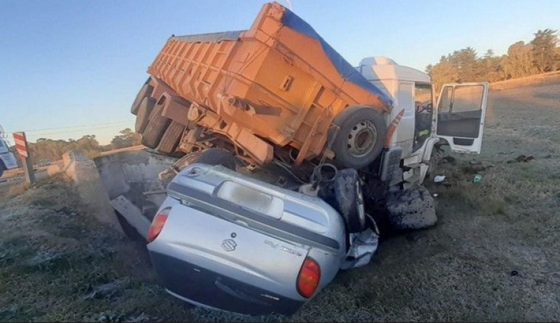 Un muerto tras impactar su auto contra un camión en ruta 3