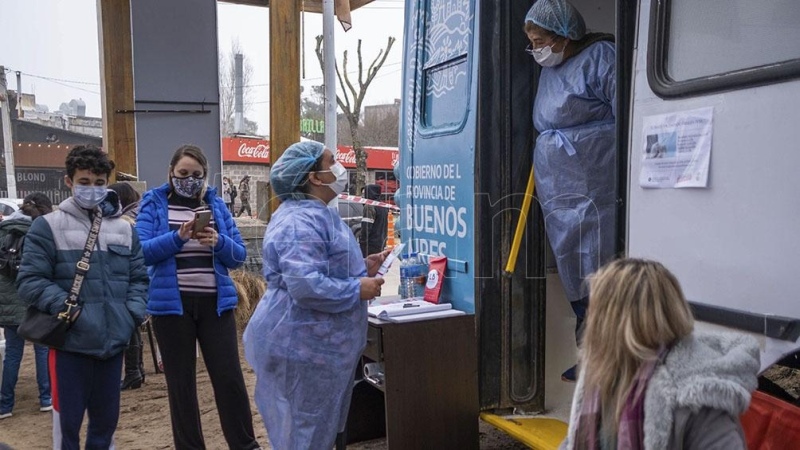 Con vacunatorios móviles, la provincia de Buenos Aires aplicará dosis "casa por casa"