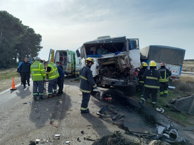Ruta 33 - Por un accidente entre dos camiones, el tránsito fue interrumpido