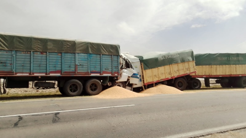 Ruta 33 - Accidente en el kilómetro 19 entre dos camiones