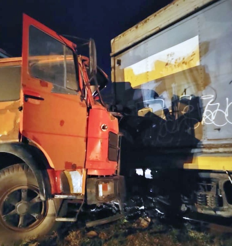 Saldungaray – Esta medianoche ocurrió un accidente entre un camión y una formación ferroviaria