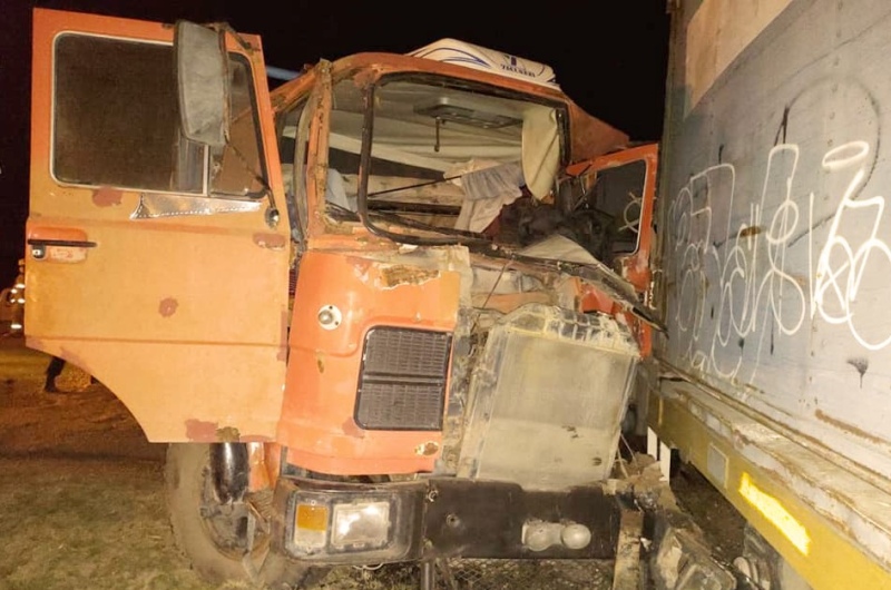 Saldungaray – Esta medianoche ocurrió un accidente entre un camión y una formación ferroviaria