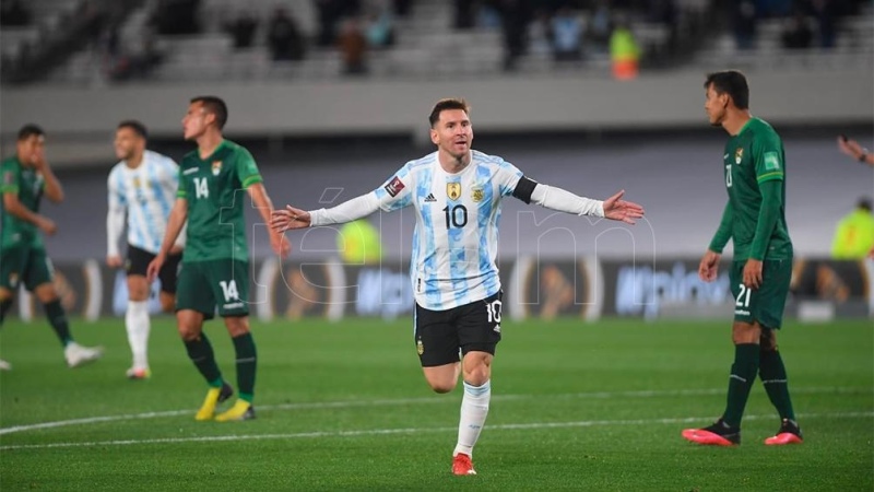 Argentina, con una noche encumbrada de Messi, goleó a Bolivia