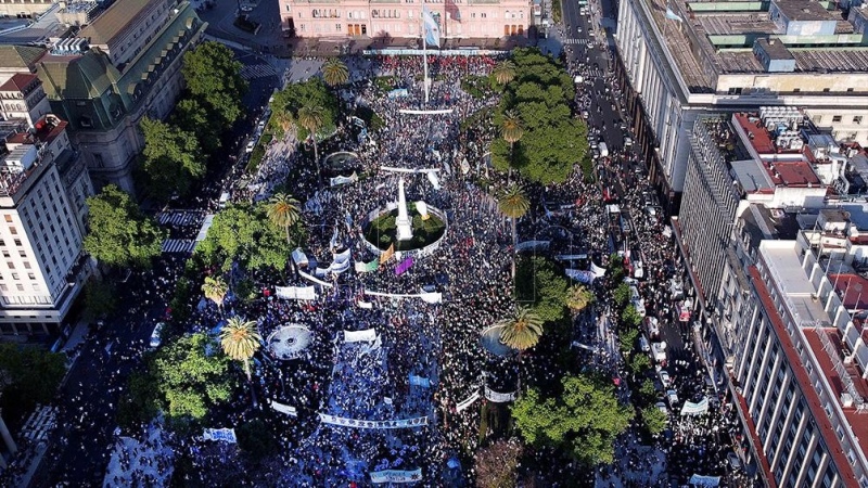 Militancia y organizaciones sociales llenaron la Plaza de Mayo por el Día de la Lealtad