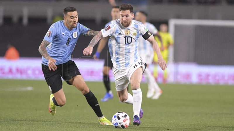 Argentina, con goles de Messi, De Paul y Lautaro, goleó 3-0 a Uruguay en el clásico