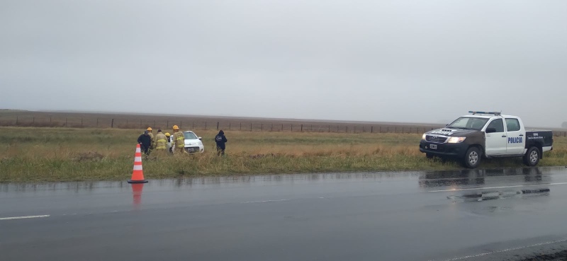 Ruta 51 – Un vehículo sufrió un despiste y terminó volcando