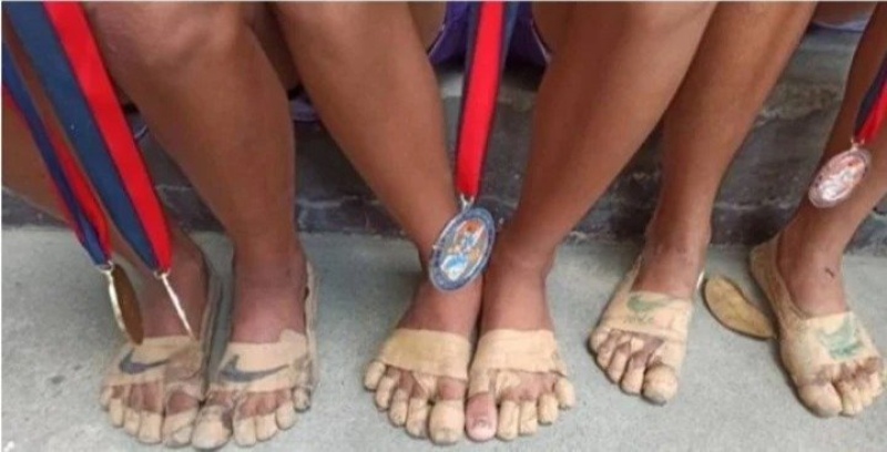 Filipinas - Una niña atleta ganó tres medallas de oro después de ser vista practicando sin zapatillas