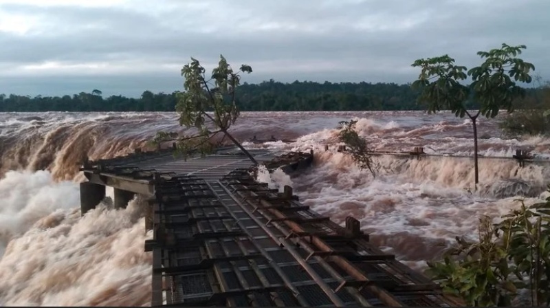 Cerraron el circuito turístico de la "Garganta del Diablo" por la impactante crecida del río Iguazú