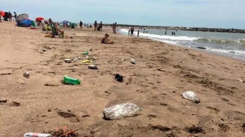 Regalan hamburguesas a quienes junten basura en las playas de Mar del Tuyú y Mar del Plata