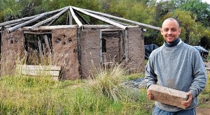 Juan Ignacio Petroselli en su casa de Saldungaray, donde piensa construir espacios hexagonales con varias técnicas.