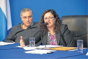 La Intendenta Patricia Cobello, en la sesión de ayer, junto al Secretario Alejandro Meneses.